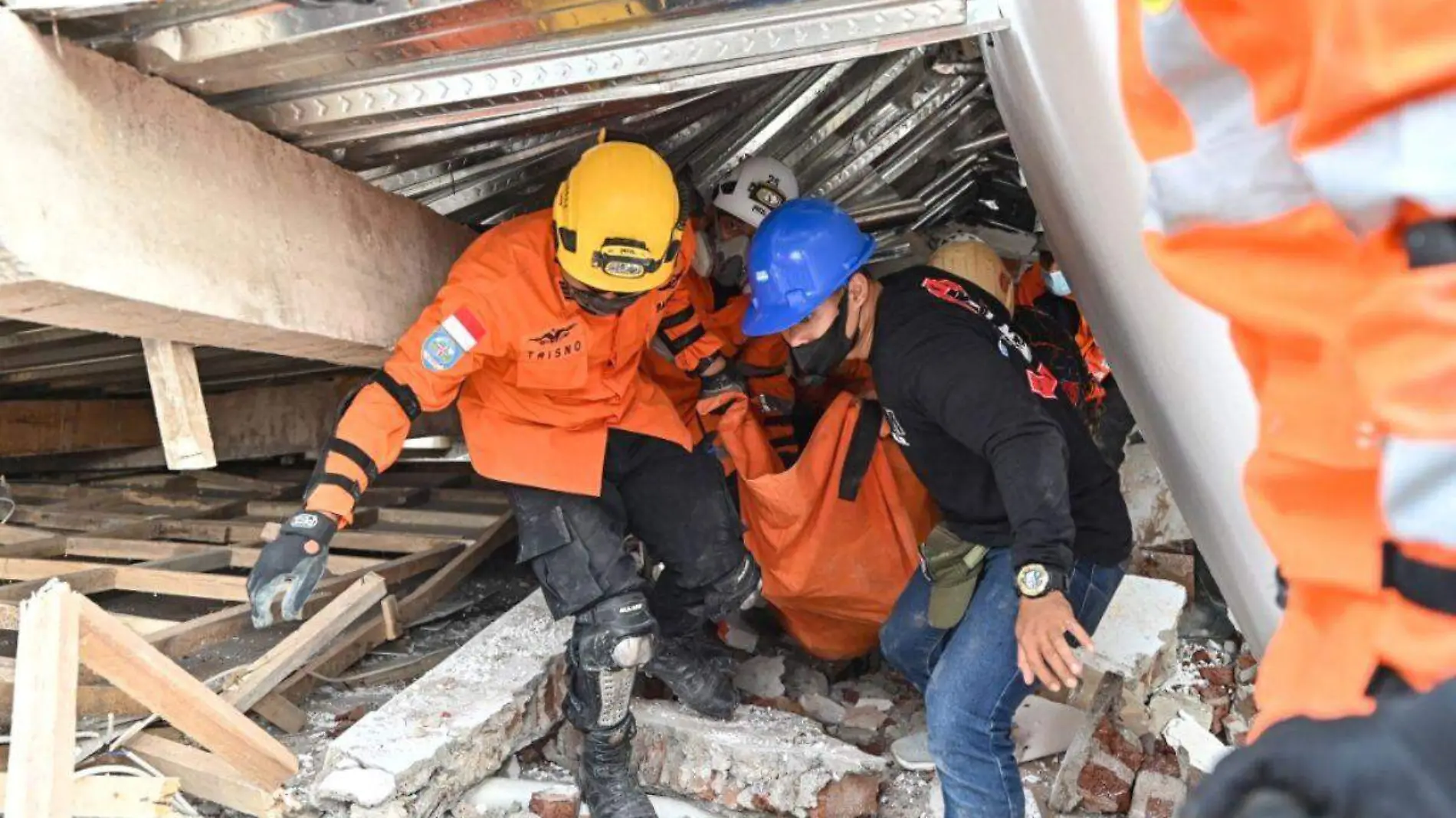 Terremoto en Indonesia continúa búsqueda de sobrevivientes y aumenta a 268 los muertos